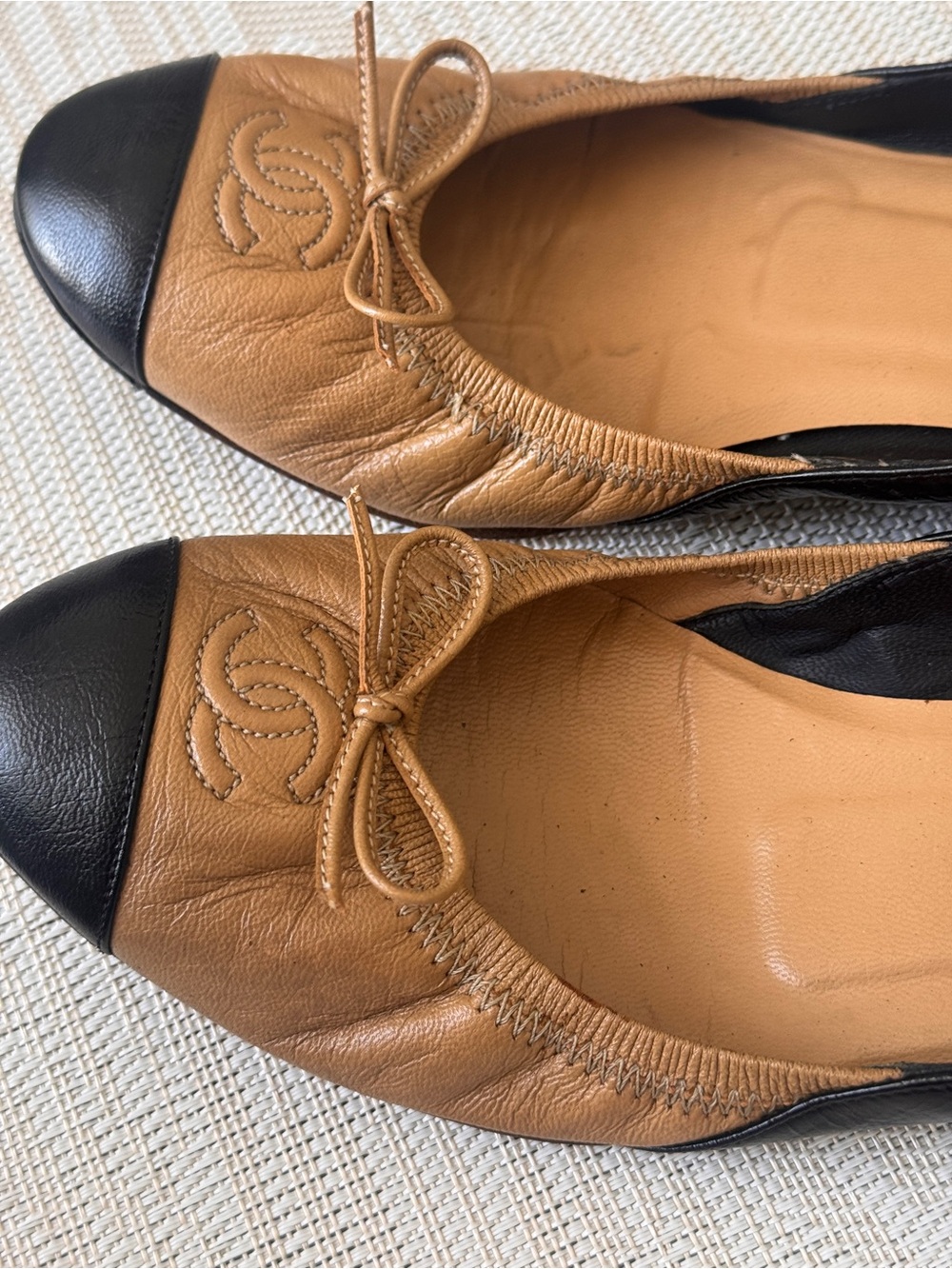 CHANEL Bi-color Pumps Flat Black and Tan - Picture 3 of 11